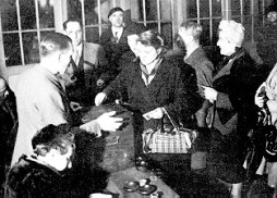 Les Françaises votent pour la première fois en 1945
